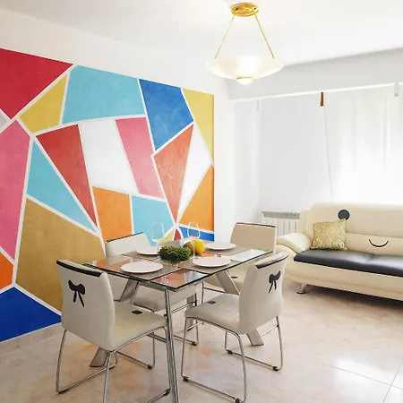 Iluminado Festivo Cerca Del Centro Apartment